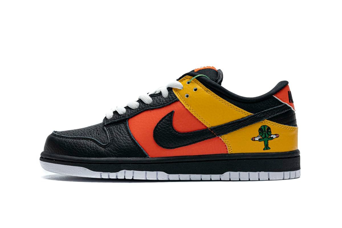 Men's SB Dunk Low Raygun Shoes