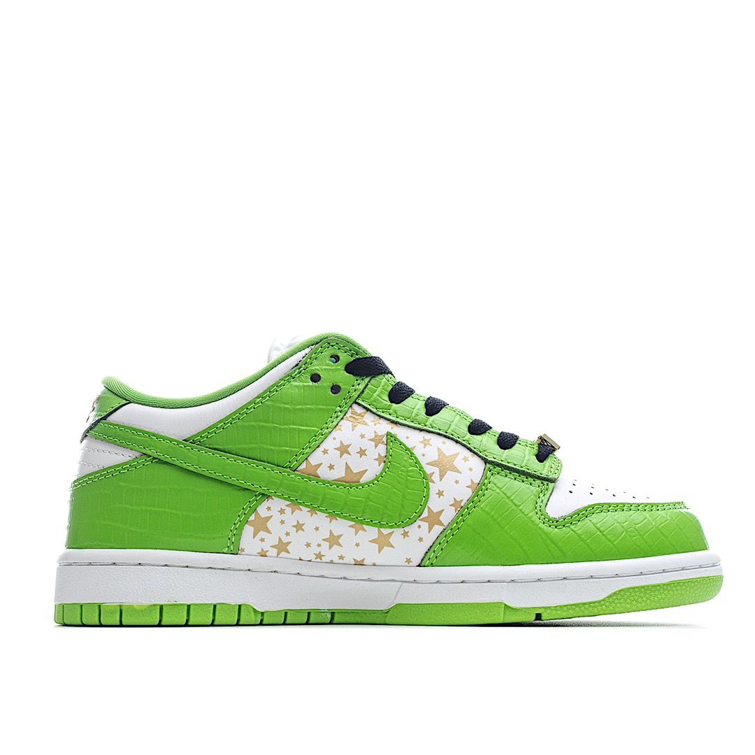 Men's SB Dunk Low x Supreme Green Shoes